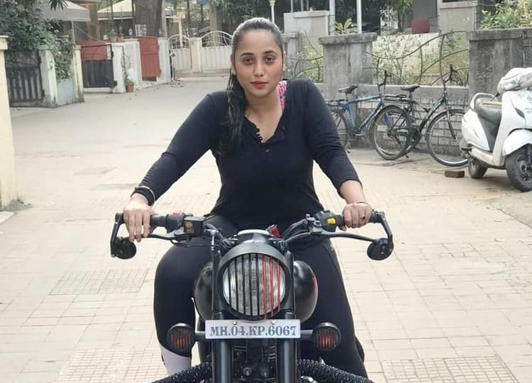 रानी चटर्जी साड़ी पहनकर बनीं ‘अलबेली’, बाद में बुलेट पर सवार होकर दिखाया अपना ‘दबंग लेडी’ वाला लुक