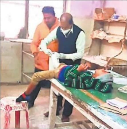 बिहार के इस सबसे बड़े अस्पताल में स्वीपर करता है प्लास्टर, एक्सरे देख बताता है कहां टूटी है हड्डी