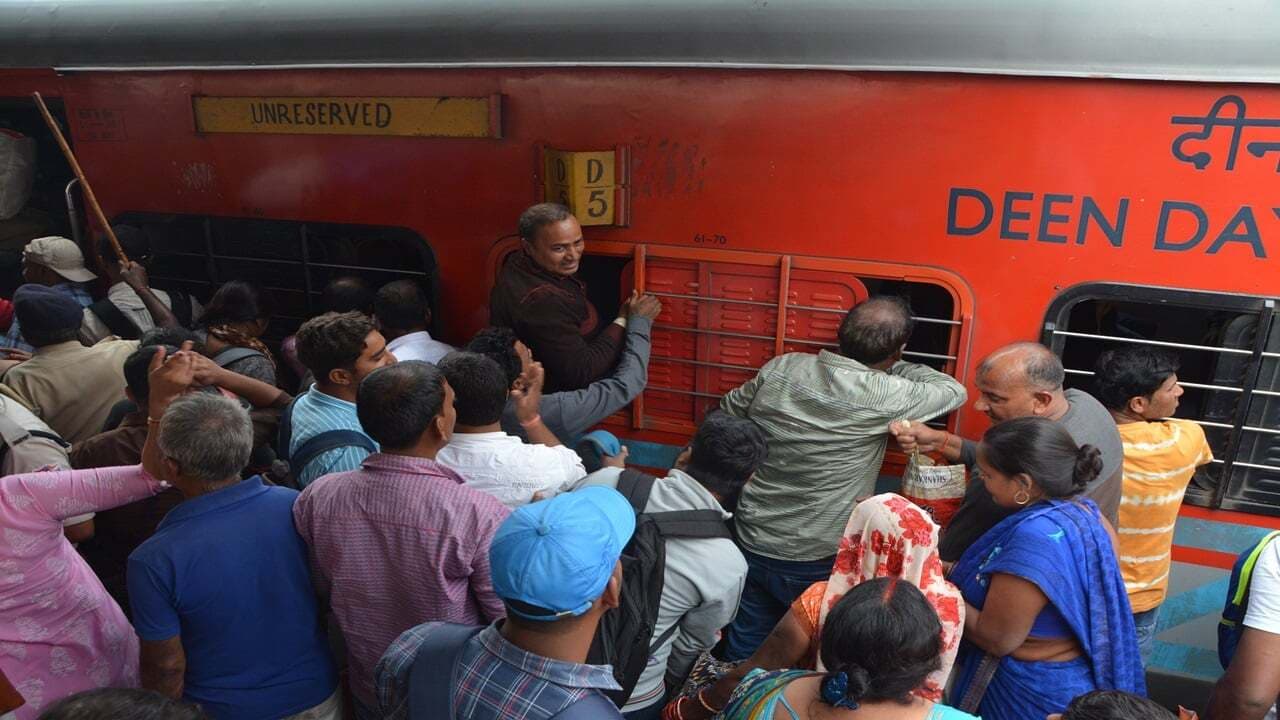 छठ के बाद वापसी को उमड़े प्रवासी, ट्रेन में घुस भी गये तो रिजर्व सीट पर बैठना मुश्किल...