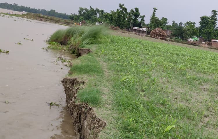 खतरे के निशान के ऊपर बह रही महानंदा, गांव का भूगोल बदलने को आतुर है कोसी