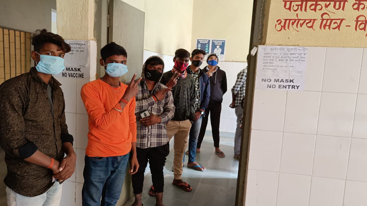 15 Plus Vaccination News: कोडरमा में भटकते रहे किशोर, विभागीय लापरवाही के कारण नहीं लगा टीका