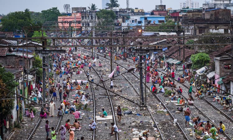 अन्य राज्यों में फंसे मजदूरों एवं परिवारों को राहत देगी बंगाल की ममता सरकार, हायर सेकेंडरी की परीक्षा जून में