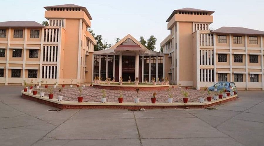 वीसी ने कार्यकाल बढ़ाया, केंद्र की चेतावनी पर पद छोड़ा वीसी ने कार्यकाल बढ़ाया, केंद्र की चेतावनी पर पद छोड़ा