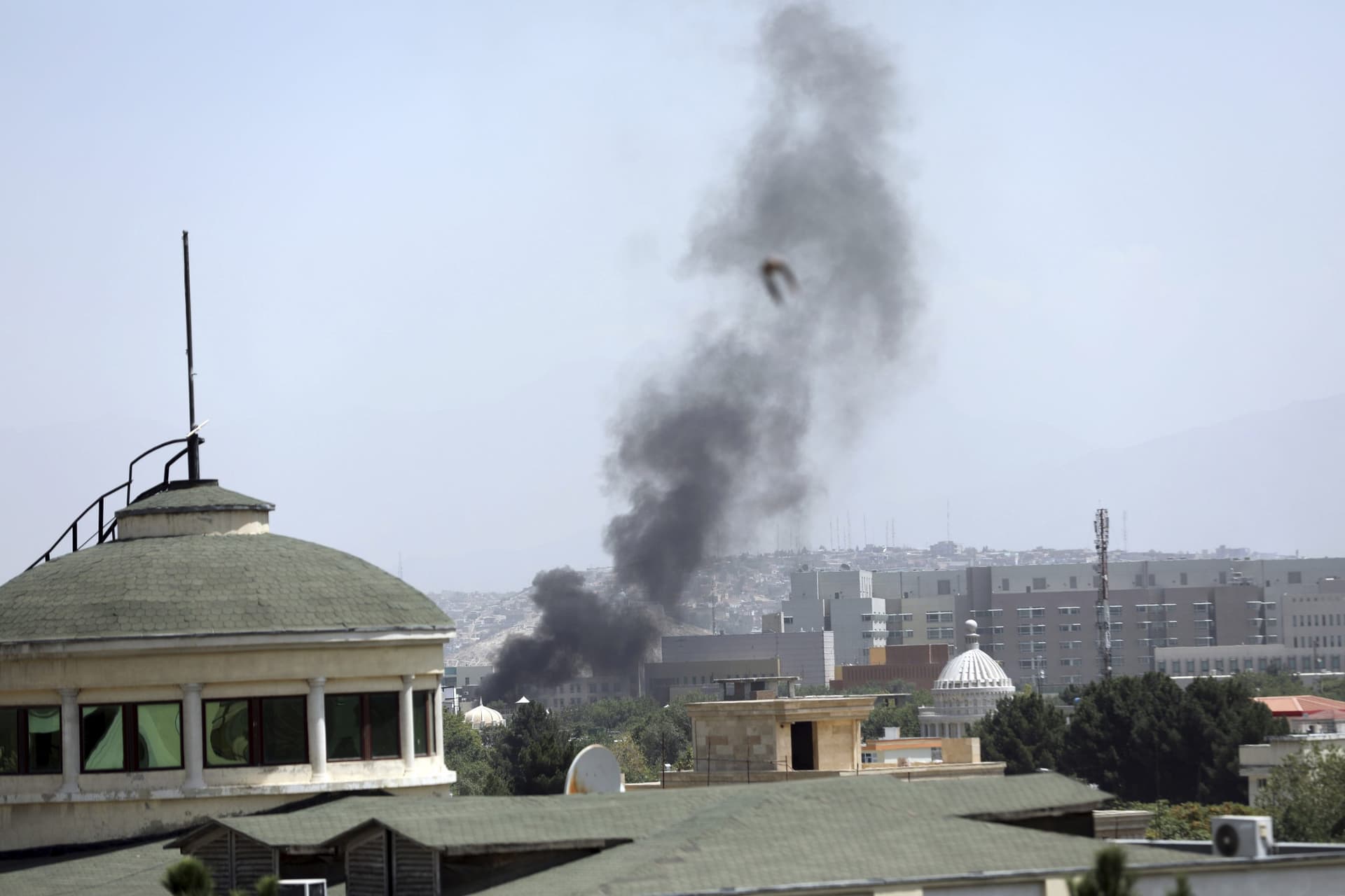 Kabul Airport : काबुल एयरपोर्ट पर फायरिंग के बाद मची भगदड़, VIDEO में नजर आ रहा है भाग रहे हैं लोग Kabul Airport : काबुल एयरपोर्ट पर फायरिंग के बाद मची भगदड़, VIDEO में नजर आ रहा है भाग रहे हैं लोग