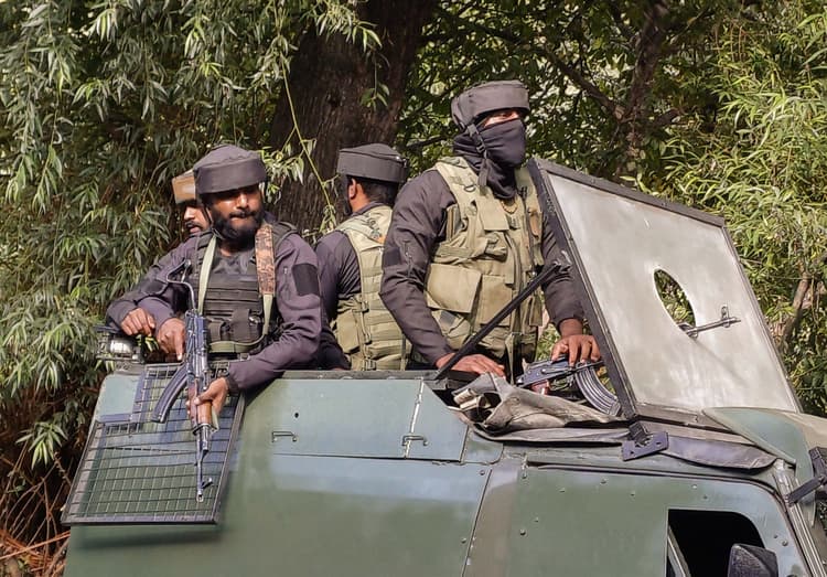 Anantnag Encounter: सेना का ऑपरेशन जारी, आतंकियों पर मोर्टार से हमला, शहीदों को नम आंखों से दी गई अंतिम विदाई