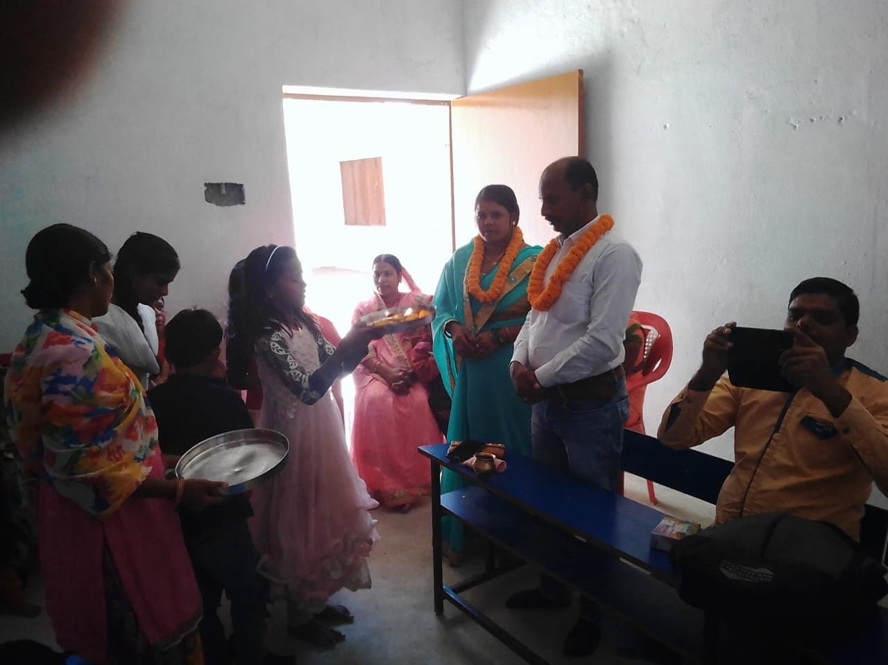 बारिश से सड़कों व मुहल्लों में भरा पानी