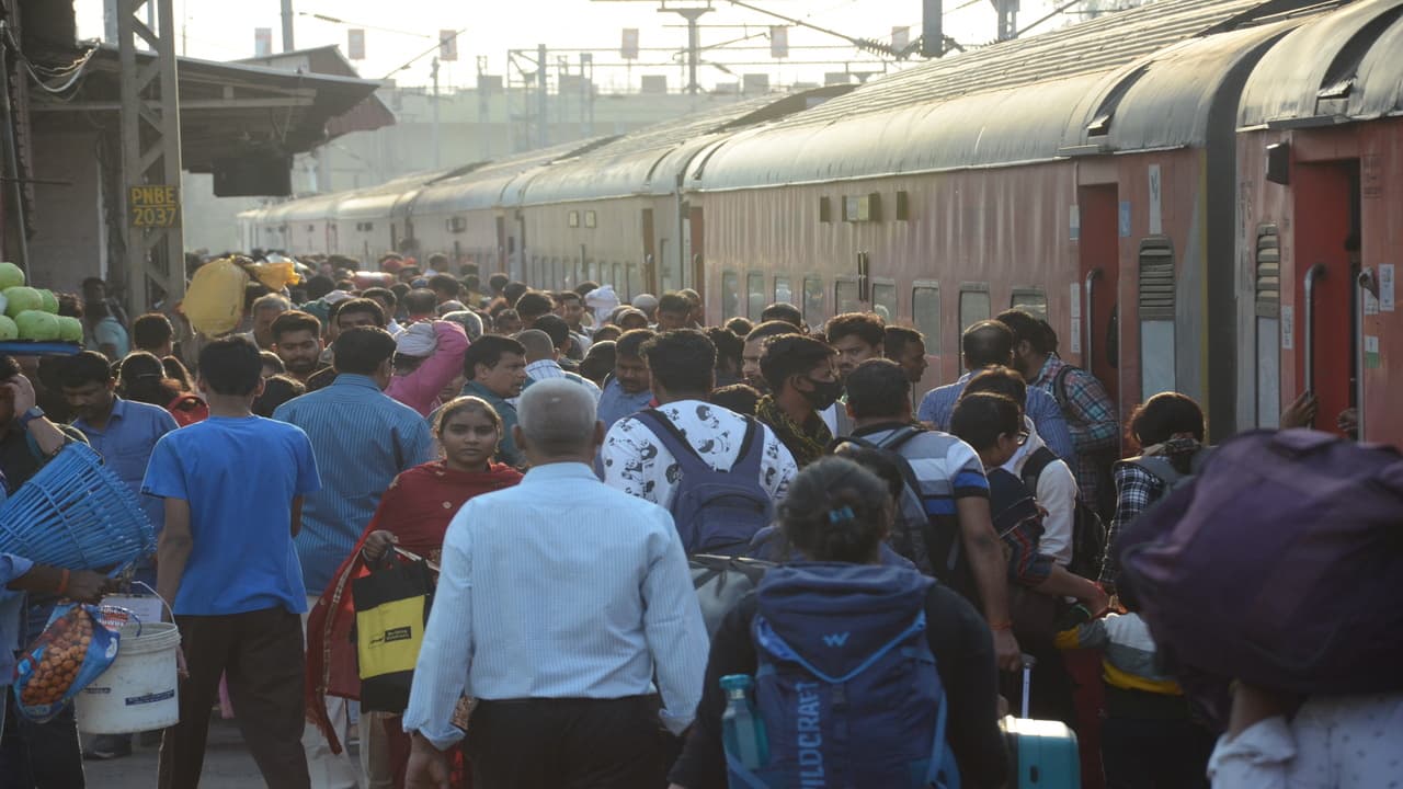 PHOTOS: बिहार की ट्रेनें 10 से 15 घंटे लेट, कई ट्रेनें कैंसिल, स्टेशनों पर भीड़ की देखिए तस्वीरें..