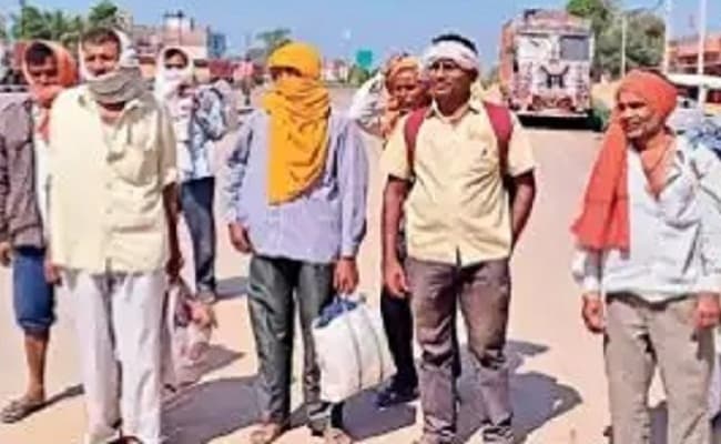 लॉकडाउन: अपनों से मिलने की चाह में सात सौ किमी पैदल चलकर अपने घर पहुंचे सात मजदूर