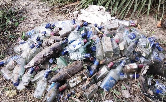 कब्रिस्तान की सफाई में निकली भारी मात्रा में शराब की बोतलें, जानिए पूरा मामला...