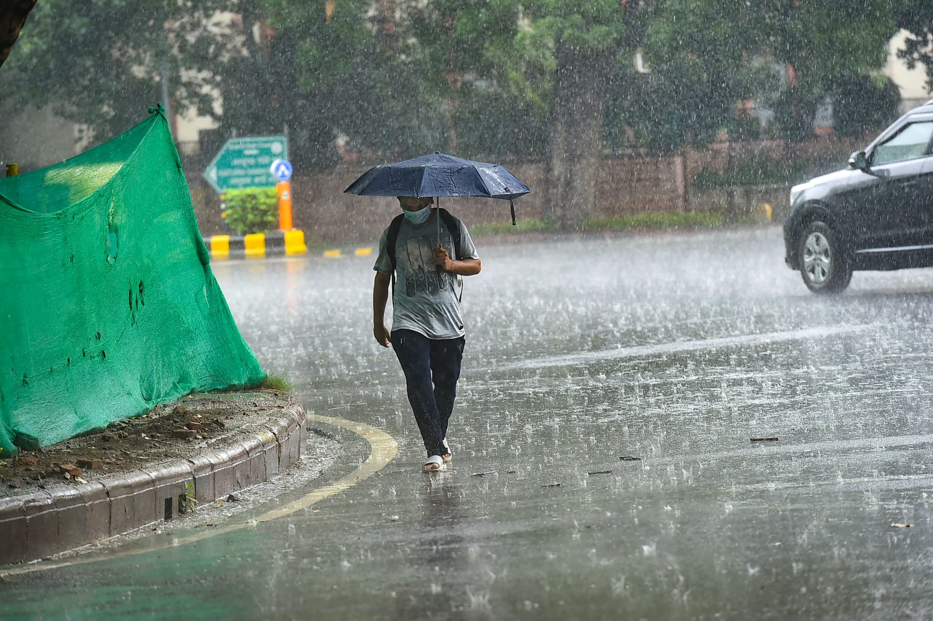 Weather update in UP : इन जिलों में भारी बारिश का अलर्ट जारी, सोच समझकर निकले बाहर