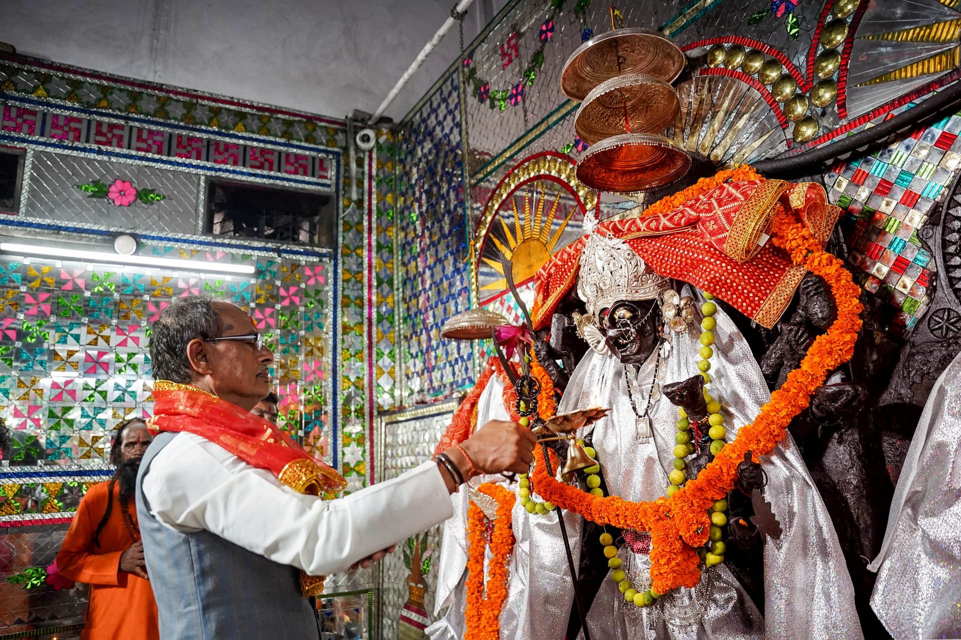 VIDEO: मध्य प्रदेश के मुख्यमंत्री शिवराज सिंह चौहान का भूपेन्द्र जोगी के साथ वीडियो वायरल