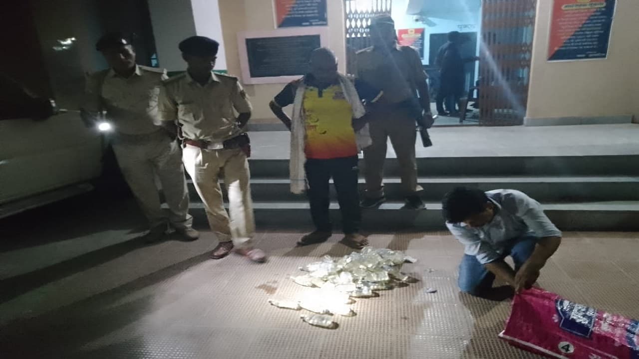 बिहार: शौचालय की टंकी और किराने की दुकान में मिला बंटी-बबली, इंतजाम देख पुलिस भी हैरान बिहार: शौचालय की टंकी और किराने की दुकान में मिला बंटी-बबली, इंतजाम देख पुलिस भी हैरान
