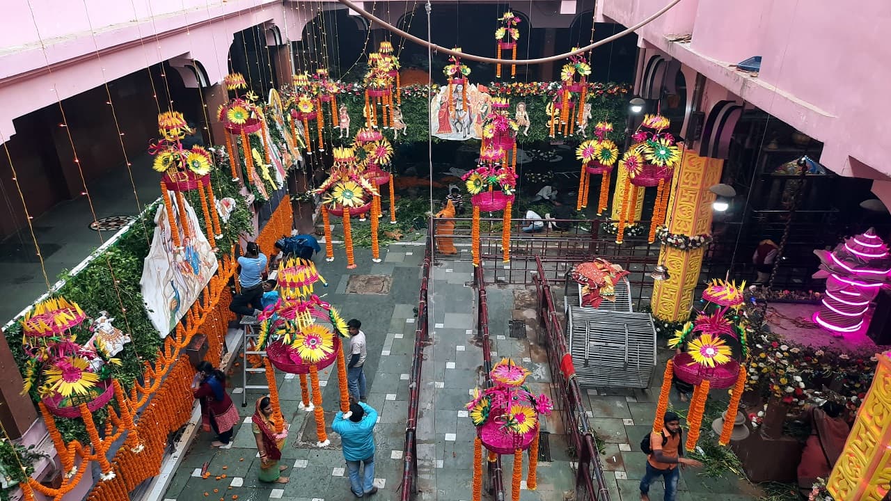 Mahashivratri: फूलों से सजा गरीबनाथ मंदिर, रात भर खुला रहेगा गर्भ गृह, छह फुट का मौरी पहन बाबा करेंगे विवाह