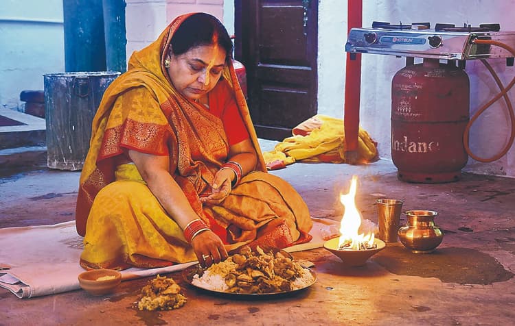 Chhath Puja Pictures: लोक आस्था के महापर्व छठ के दूसरे दिन 'खरना' की रौनक, देखिए ये तस्वीरें...