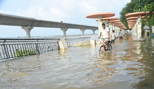 पटना में गांधी घाट पर गंगा का जलस्तर खतरे के निशान से पांच सेमी ऊपर