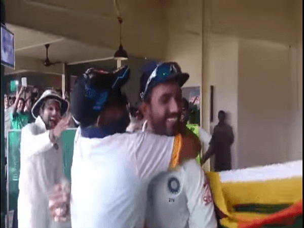 VIDEO: जब श्रीलंकाई फैन ने रहाणे को जबरदस्ती किया किस, कोहली-रोहित ने मजे लेते हुए दिया ऐसा रिएक्शन VIDEO: जब श्रीलंकाई फैन ने रहाणे को जबरदस्ती किया किस, कोहली-रोहित ने मजे लेते हुए दिया ऐसा रिएक्शन