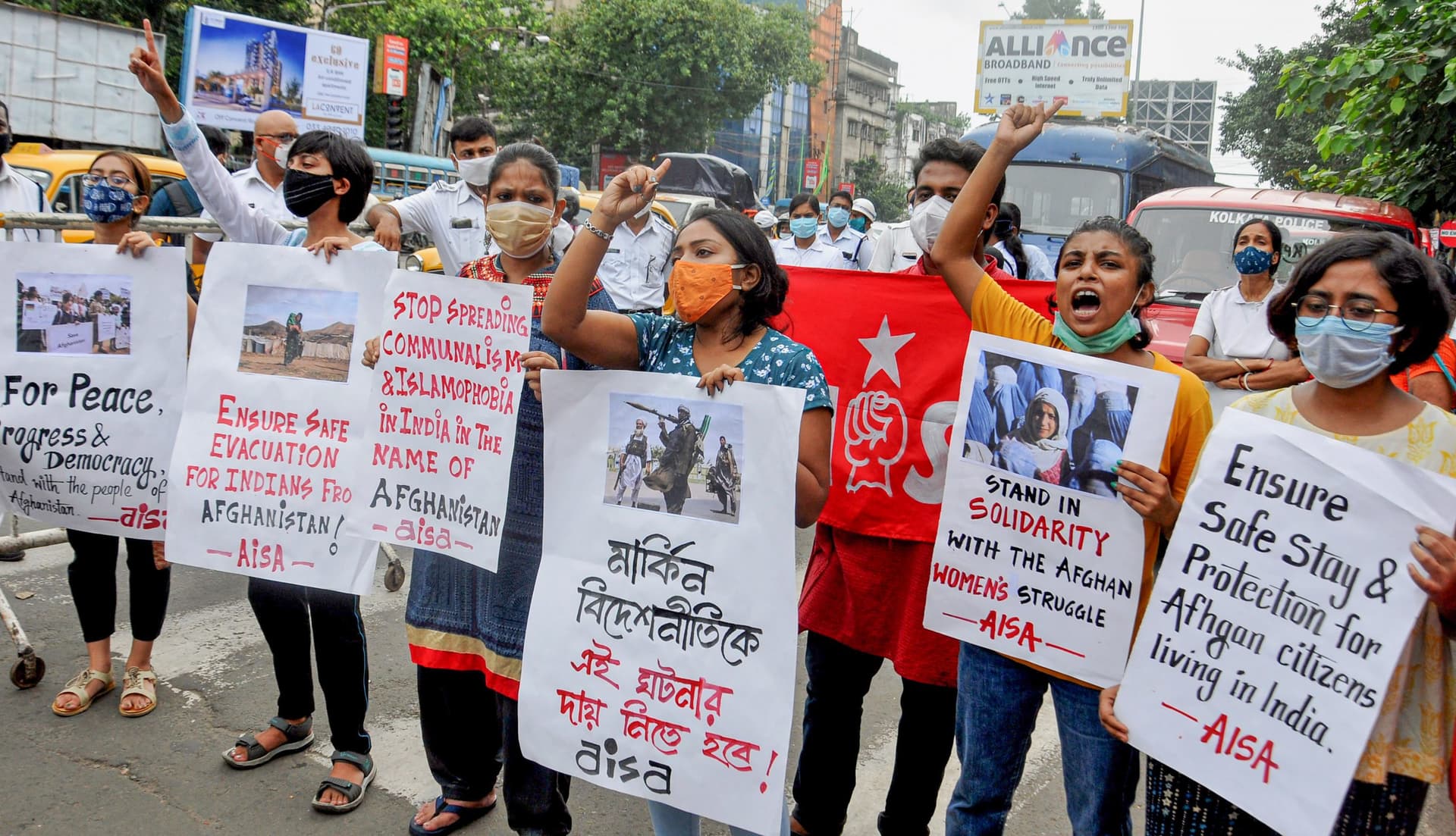 अफगानिस्तान में बंगाल के 200 लोग फंसे, ममता बनर्जी ने सुरक्षित वापस लाने के लिए बनाई विशेष समिति अफगानिस्तान में बंगाल के 200 लोग फंसे, ममता बनर्जी ने सुरक्षित वापस लाने के लिए बनाई विशेष समिति