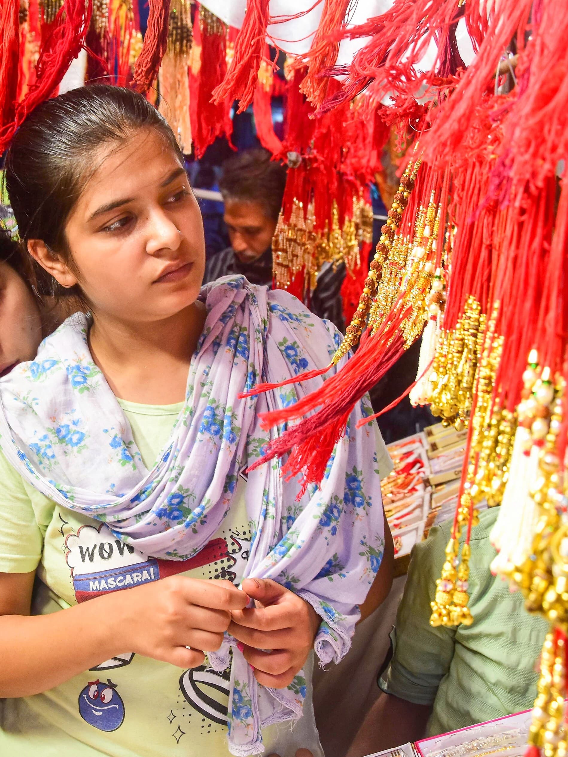 राखी बांधते समय भूलकर भी न करें ये गलतियां, जानें जरुरी बातें