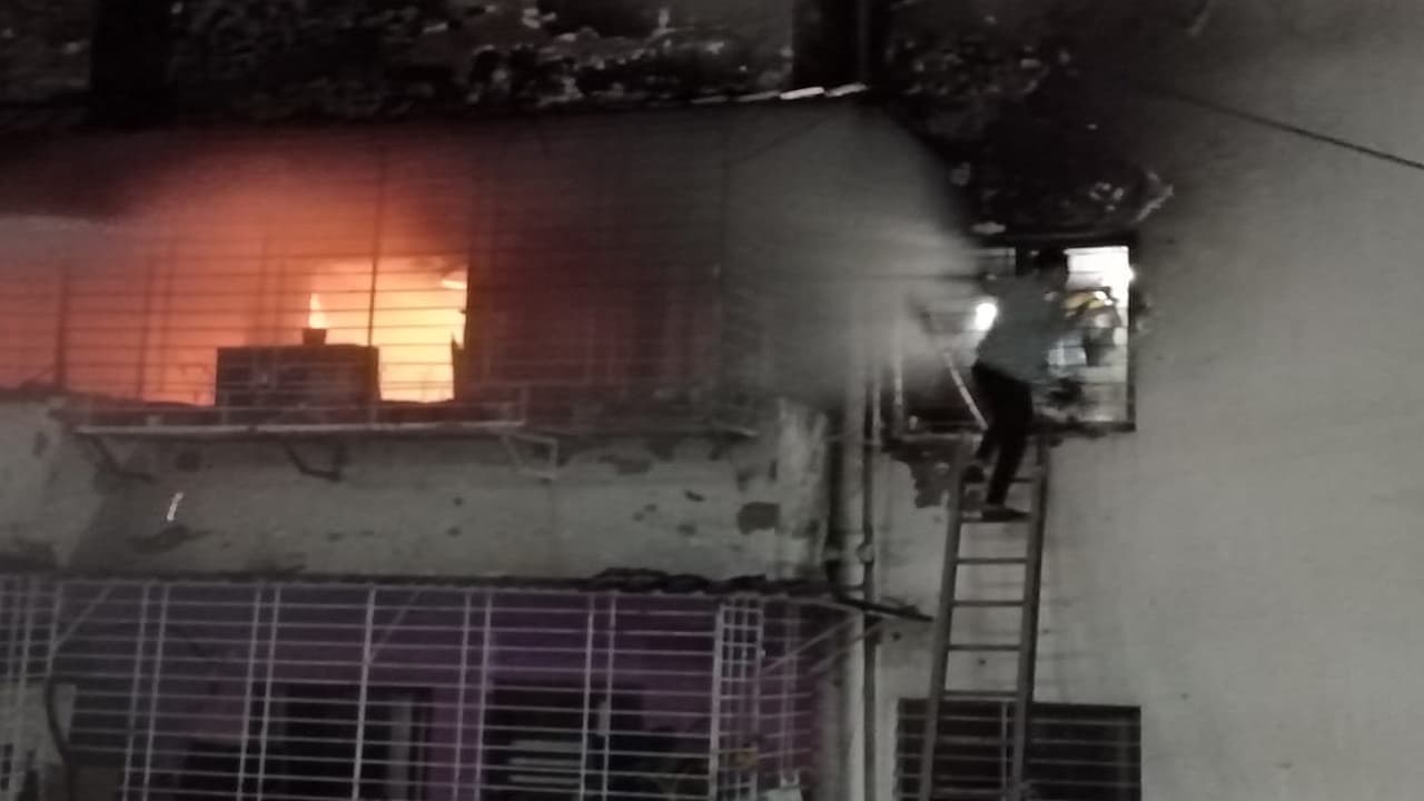 धनबाद के आशीर्वाद टावर में लगी भीषण आग,
बिहार के भी कई लोग जिंदा जले, देखें घटना की तस्वीरें