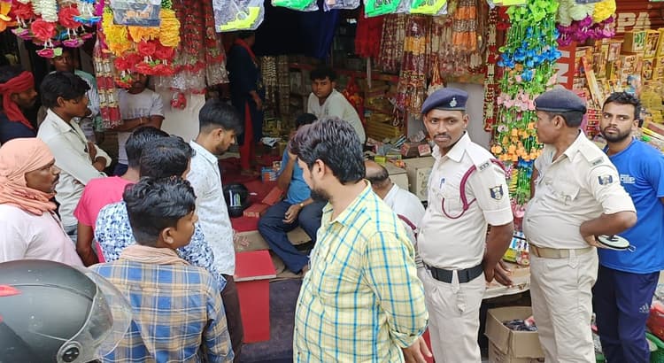 Muzaffarpur: पटाखा मंडी में सुरक्षा मानको ताक पर रख चल रहे दुकान, लापरवाही से हो सकता है बड़ा हादसा