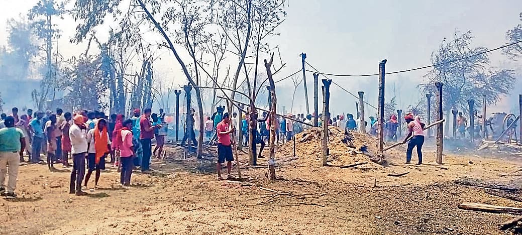 बेगूसराय में गैस सिलिंडर फटने से लगी आग, 250 घर जल कर राख, बाल-बाल बची कई की जान