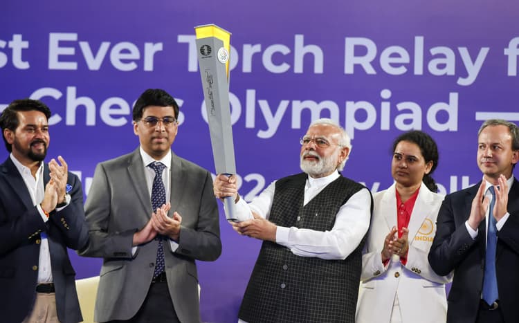 Chess Olympiad: PM नरेंद्र मोदी ने की मशाल रिले की शुरुआज, ग्रैंडमास्टर के साथ खेला शतरंज, दी शुभकामनाएं