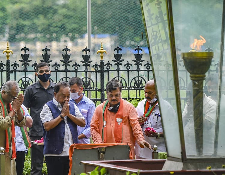 'गोमूत्र से शुद्धिकरण',बालासाहेब को गुरू और उद्धाव ठाकरे को 'नापसंद' करने वाले राणे के साथ शिवसेना ने किया ये