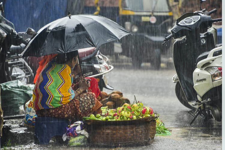 Weather Forecast Update: बंगाल की खाड़ी में लो प्रेशर, इन राज्यों में होगी भारी बारिश