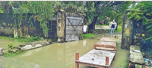 DMCH में चौकी लगा कर हॉस्टल से आ जा रहीं छात्राएं, वार्डों की स्थिति नारकीय, स्वास्थ्य कर्मी हलकान