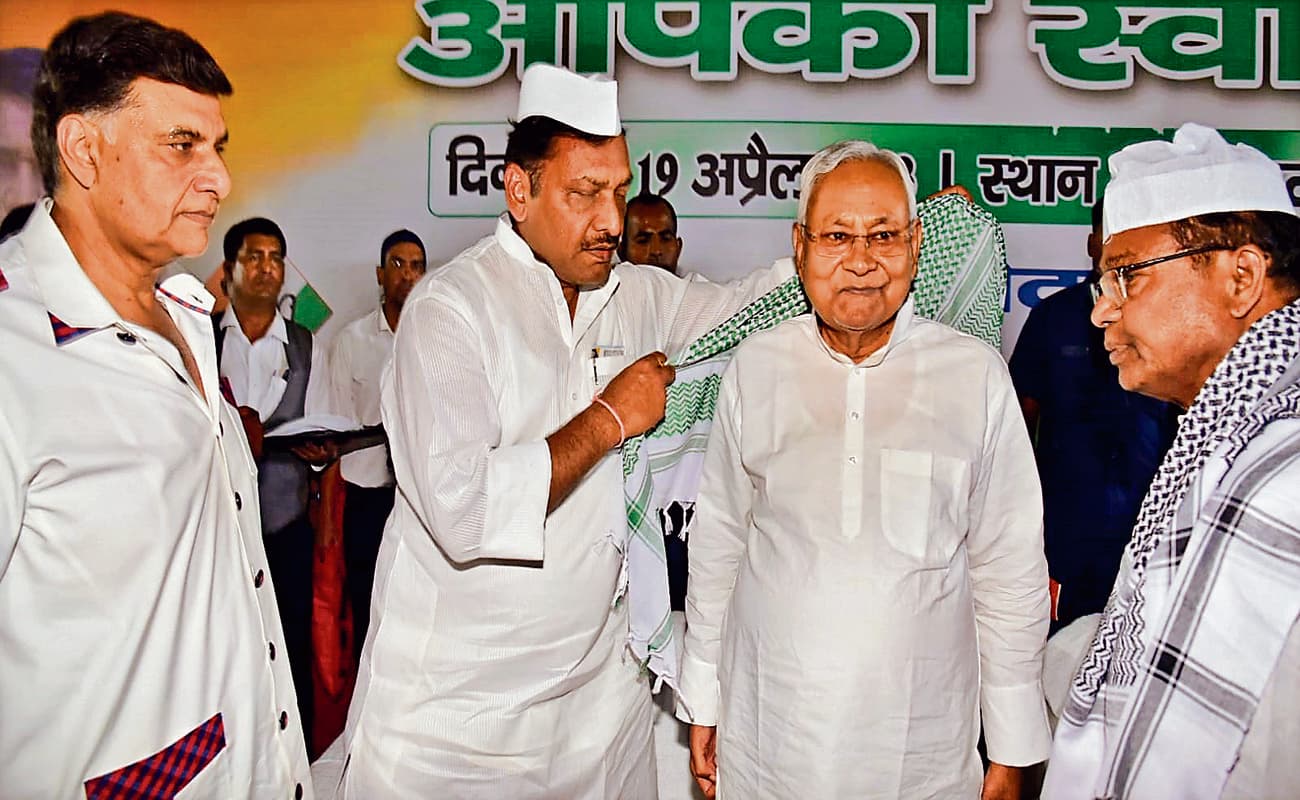 Photos: कांग्रेस की दावत-ए-इफ्तार में शामिल हुए नीतीश, तेजस्वी समेत कई नेता, प्रदेश अध्यक्ष ने किया स्वागत