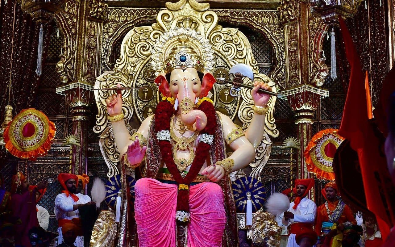 Ganesh Chaturthi 2023 Live: जय देव-जय देव, जय मंगल मूर्ति… के जयघोष के साथ
गणेश पूजा शुरू, जाने पूजन विधि