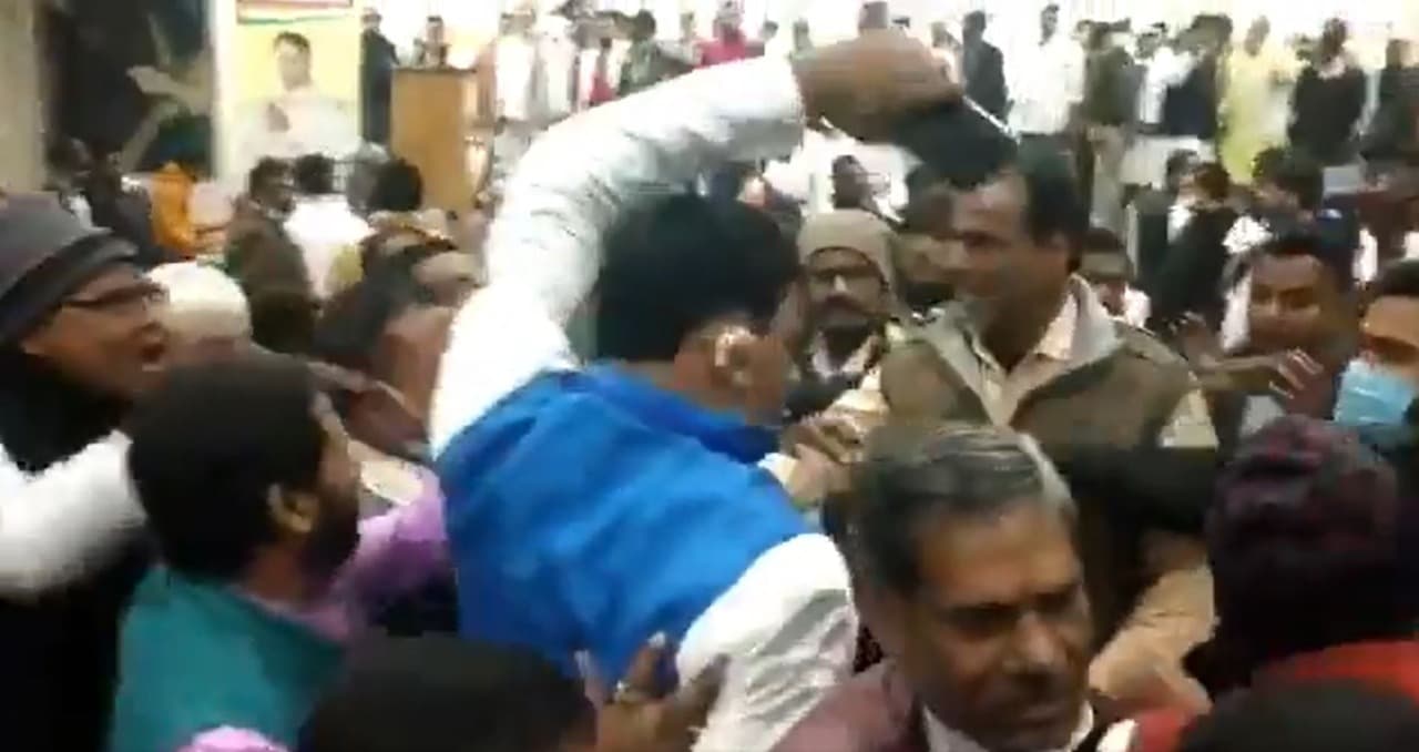 Bihar Congress की बैठक में बवाल, आपस में भिड़े नेता, जमकर चलीं कुर्सियां, देखें Video