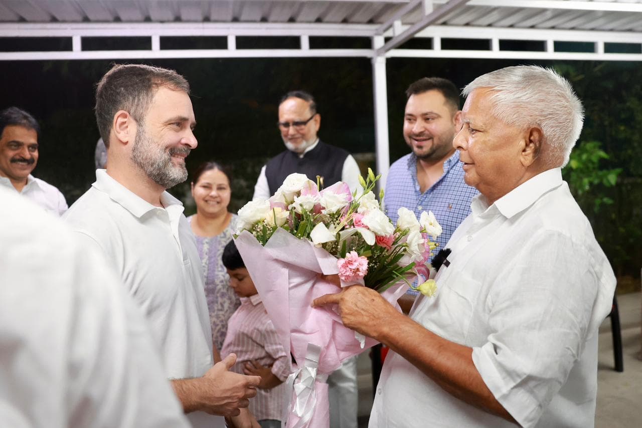 लालू यादव ने गले लगाकर किया राहुल गांधी का स्वागत, अपने हाथों से बनाकर खिलाया बिहारी मटन, देखें तस्वीरें