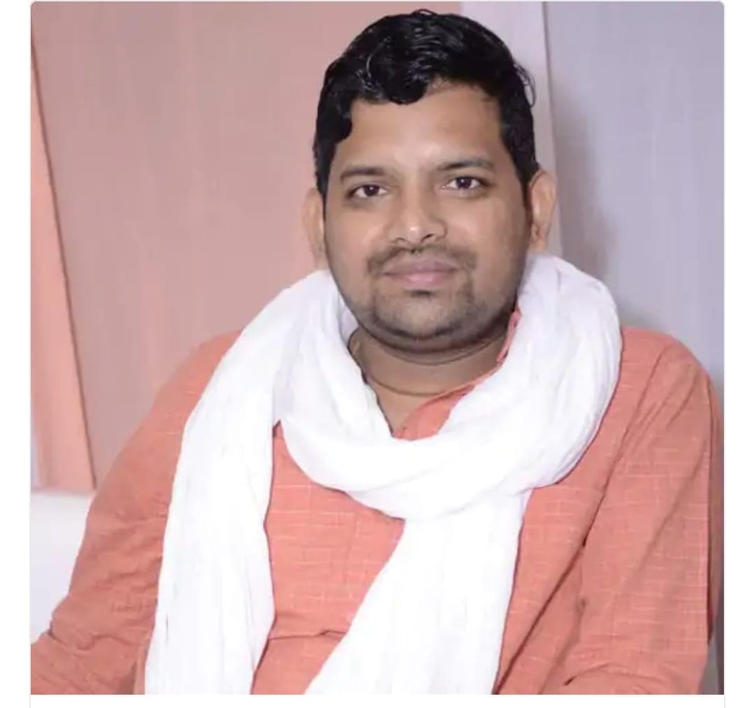 Ghosi Bypoll 2023: सपा प्रत्याशी सुधाकर सिंह के बेटे ने कहा, चौकी इंचार्ज को जूतों से पीटेंगे,7 धाराओं में FIR