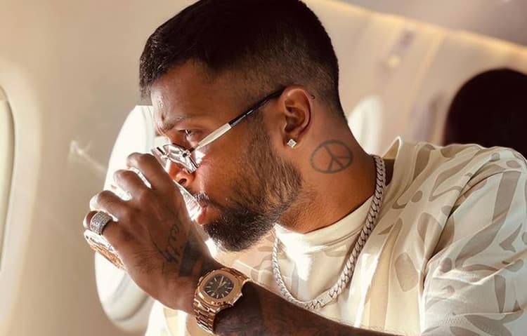 कस्टम अधिकारियों ने हार्दिक पांड्या की दो घड़ियों को किया जब्त, 5 करोड़ से अधिक बतायी गयी कीमत