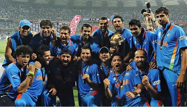 19 लाख में बिका 2011 वर्ल्ड कप विजेता टीम के हस्ताक्षर वाला बल्ला, 30 लाख में सचिन के 200वें मैच का कलेक्शन