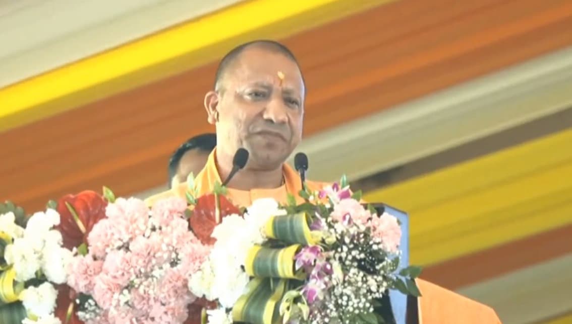 प्रयागराज: माफिया अतीक अहमद के कब्जे से मुक्त जमीन पर गरीबों को मिला आशियाना, सीएम योगी ने सौंपी चाबी
