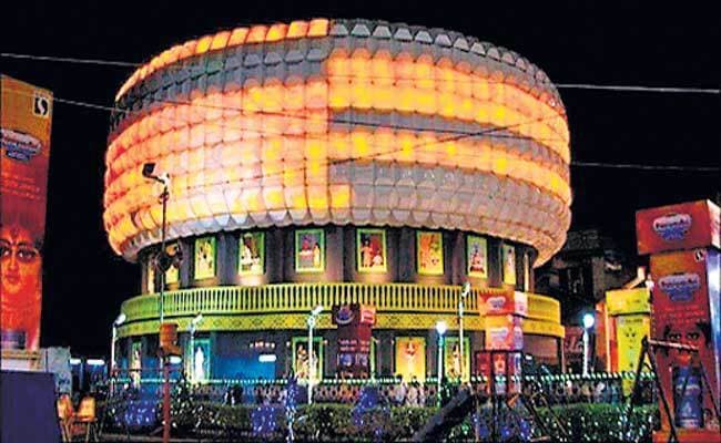 सचिन तेंडुलकर का करिश्मा: क्रिकेट स्टेडियम में बदला दुर्गा पूजा पंडाल