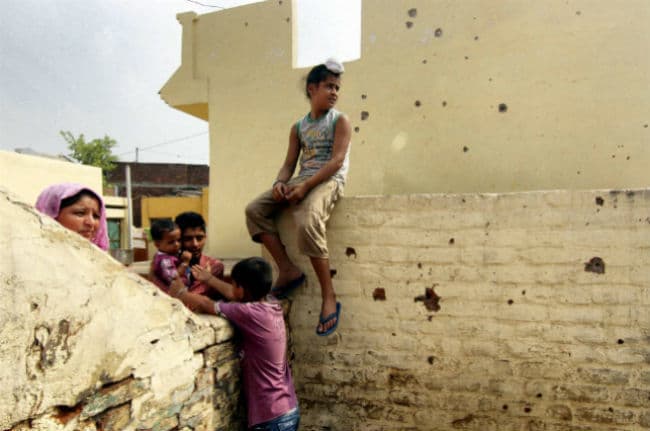 सीमा से सटे इलाकों में पाक ने फिर की फायरिंग, महिला की मौत, 11 घायल