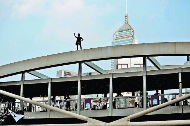 हांगकांग में फिर भिड़ंत