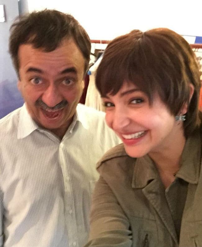 अब आमिर की तरह अनुष्का भी हाथ में ट्रांजिस्टर लिए आएंगी नजर