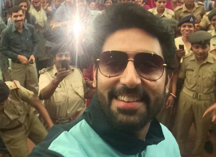 नेताओं और अभिनेताओं ने डाले वोट, जनता से मतदान की भी अपील की