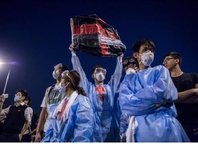 हांगकांग में पुलिस के हमले से प्रदर्शनकारी हुए उग्र