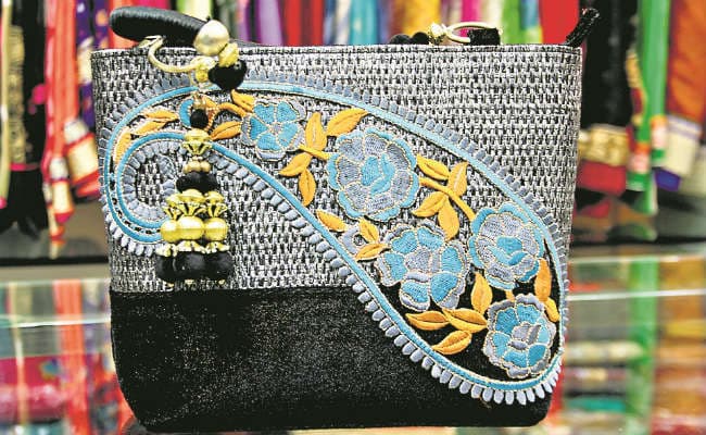 बास्केट स्टाइल हैंडबैग को पसंद कर रही हैं युवतियां