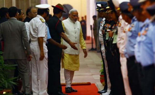 पीएम की सेना प्रमुखों के साथ बैठक शुरू