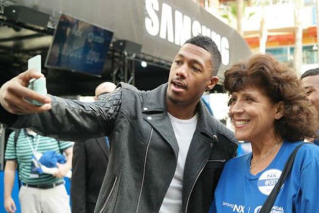 एक घंटे में खीचीं 283 सेल्फी, पिछला विश्व रिकॉर्ड तोडा