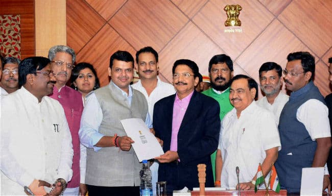 फडणवीस ने राज्यपाल को सरकार बनाने का दावा पेश किया