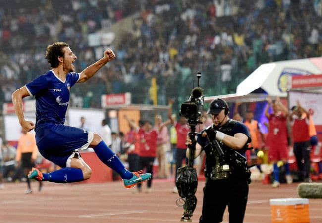 ISL : धौनी की चेन्नईयिन ने मुंबई को 5-1 से रौंदा, मेंडोजा और ब्लमर चमके