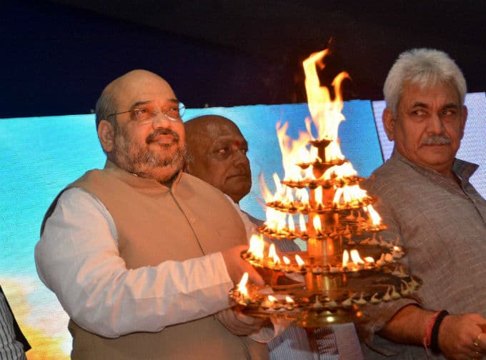 अमित शाह ने बिहार और यूपी के लोगों के साथ दिया सूर्य को अर्घ्य