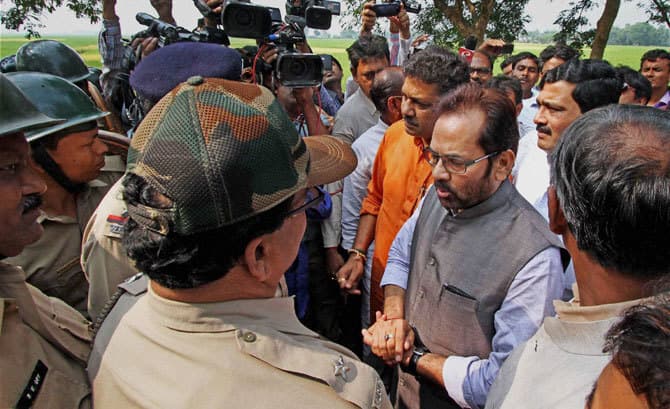 भाजपा नेताओं व पुलिस में धक्का-मुक्की